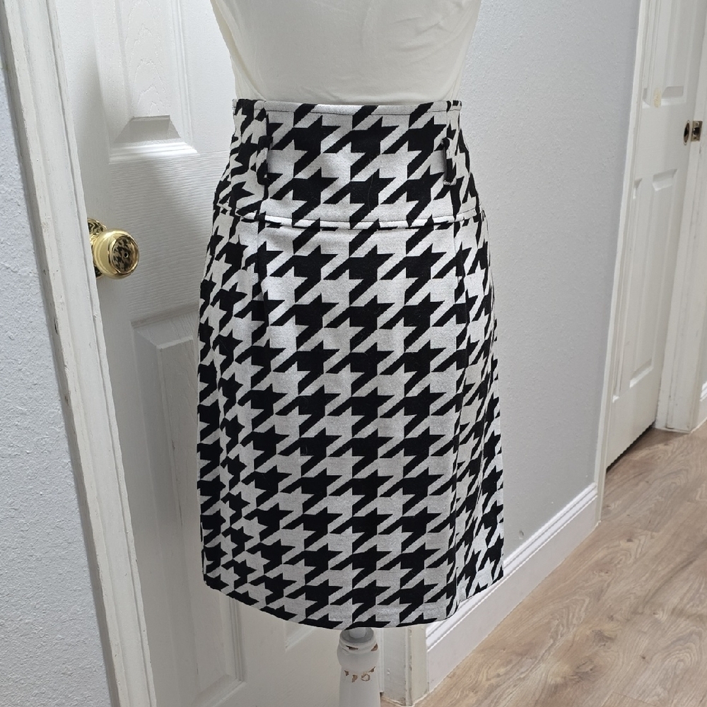 Classic Black and White Houndstooth Skirt, Size 8 - Picture 3 of 6